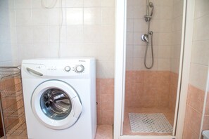 Apartment, 3 Bedrooms, Balcony, City View | Bathroom - Downtown Flat 250mt From the Beach (Eraclea)