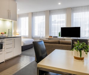 Apartment, 2 Schlafzimmer, barrierefrei, Balkon | Wohnzimmer