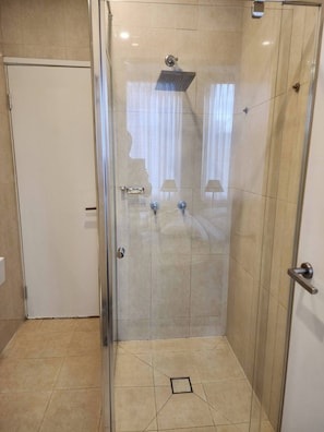 Apartment, 2 Schlafzimmer, barrierefrei, Balkon | Badezimmer