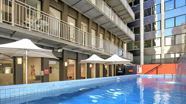 Una piscina al aire libre
