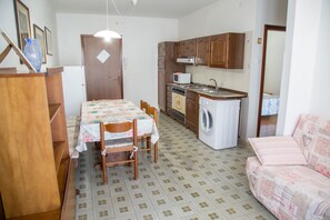 Apartment, 1 Bedroom, Balcony, City View | Ruang makan