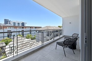 Apartment, Smoking - Quiet 2-bed Green Point Retreat Rooftop Pool (Cape Town)