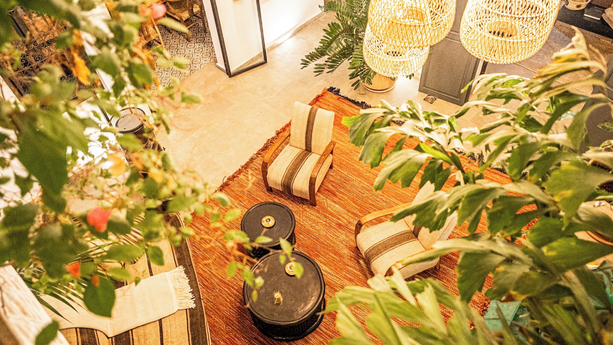 Un salon confortable avec un canapé, une table basse et un tapis décoratif.
