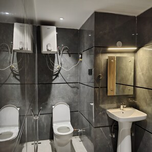 Deluxe Room | Bathroom | Shower, towels, soap, shampoo - Hotel Star City Near Terminal T3 Airport (New Delhi)