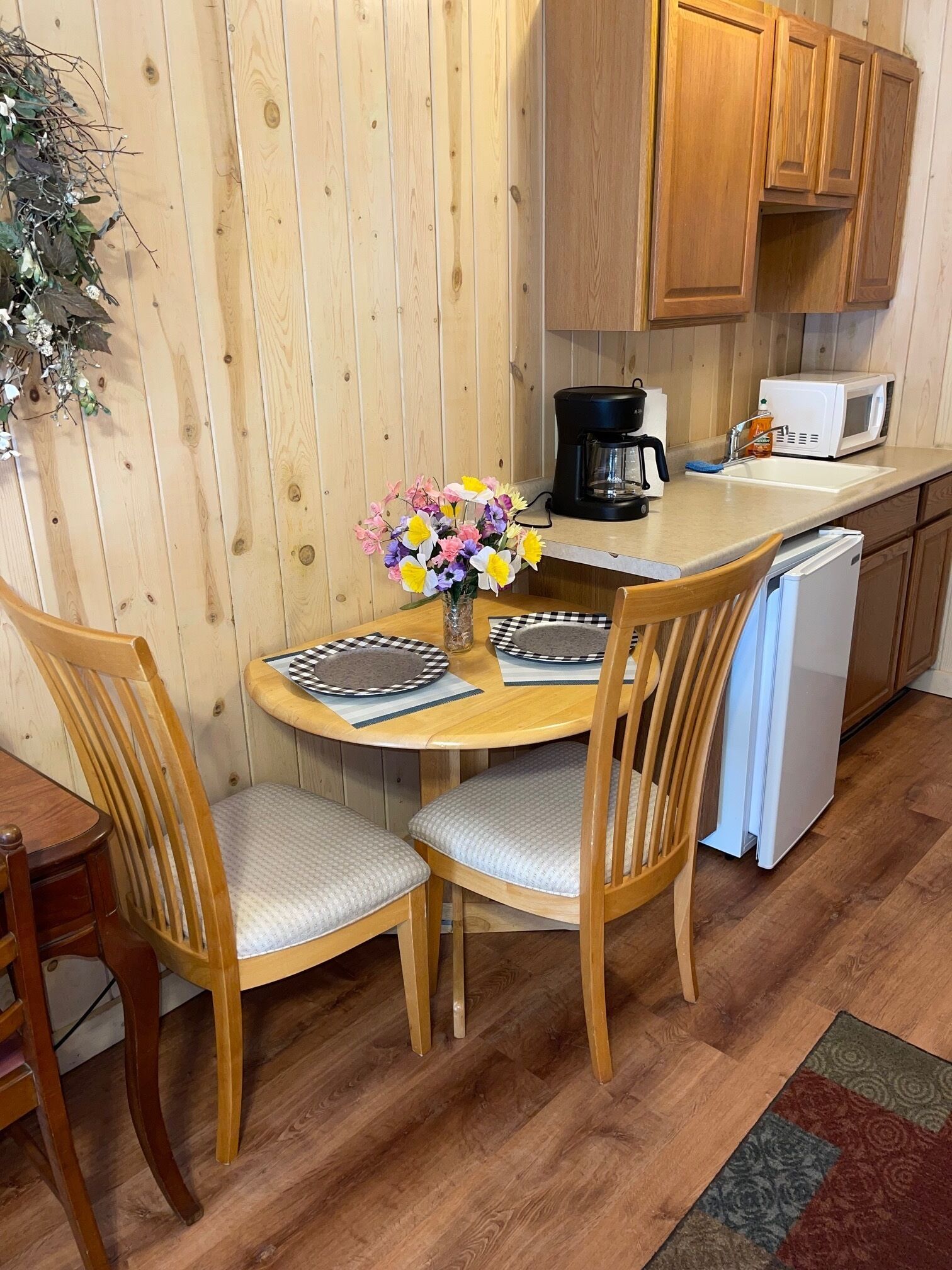 Mikrowelle, Wasserkocher mit Kaffee-/Teezubehör, Toaster