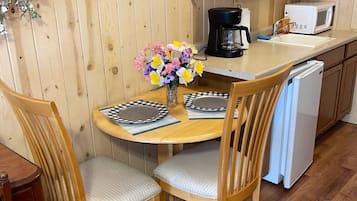 Mikrowelle, Wasserkocher mit Kaffee-/Teezubehör, Toaster