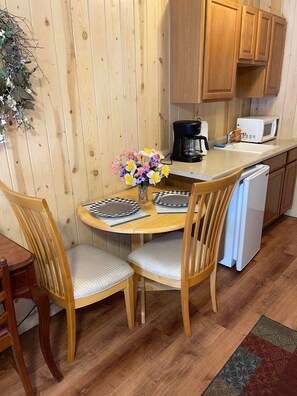 Mikrowelle, Wasserkocher mit Kaffee-/Teezubehör, Toaster