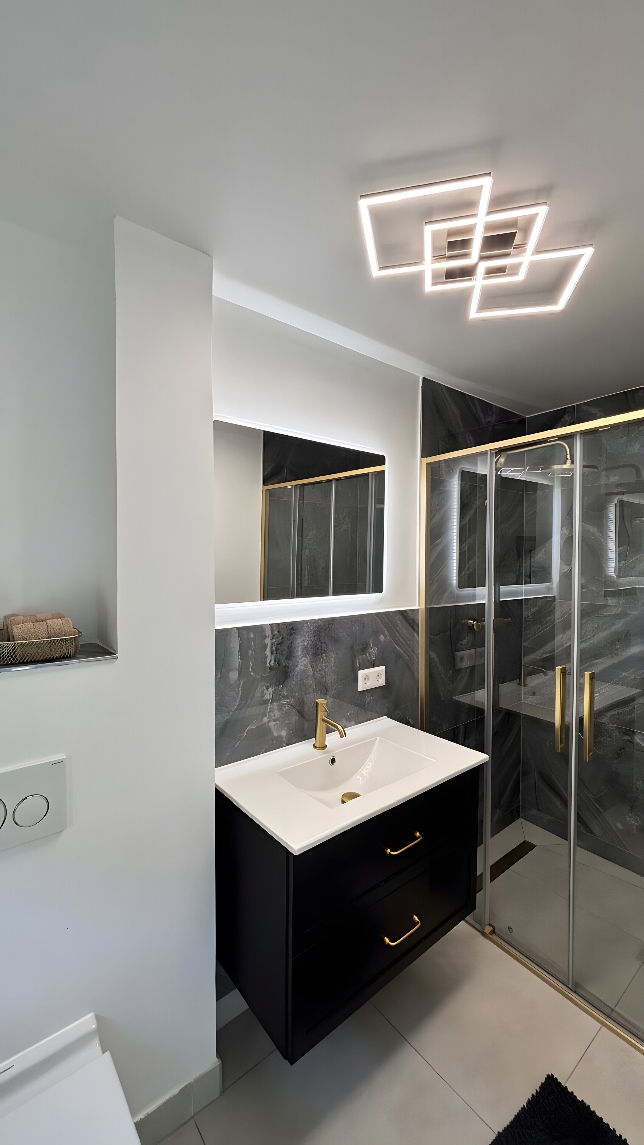 Dusch, gratis toalettartiklar, hårtork och handdukar