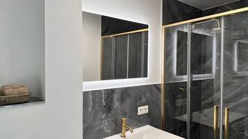 Dusch, gratis toalettartiklar, hårtork och handdukar