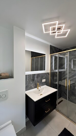 Shower, free toiletries, hair dryer, towels - Lopezan House Holiday Home – Spacious Living for 10 Guests in Hornberg (Hornberg)