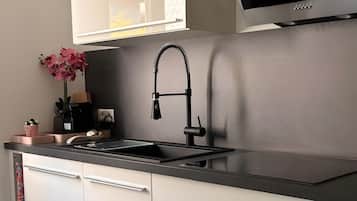 Fridge, oven, stovetop, dishwasher