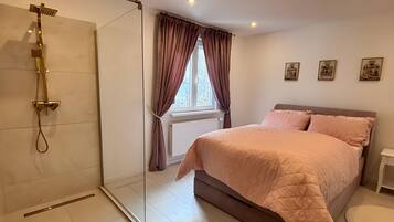 Strykjärn/strykbräda, wi-fi och sängkläder