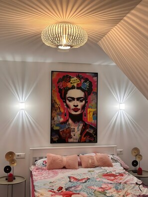 Een strijkplank/strijkijzer, wifi, beddengoed