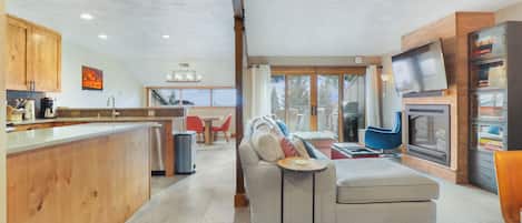 Condo, 3 habitaciones | Área de sala de estar | Smart TV