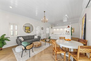 Smart TV - Keizershof, Otrobanda, Stylish Open-Concept Apt 25 (Willemstad)