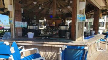 Departamento, 3 habitaciones | Bar (en la propiedad)