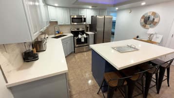 Apartment, 3 Bedrooms | Private kitchen | Fridge, oven, coffee/tea maker, toaster