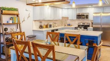 Apartment, 3 Bedrooms | Private kitchen | Fridge, oven, coffee/tea maker, toaster