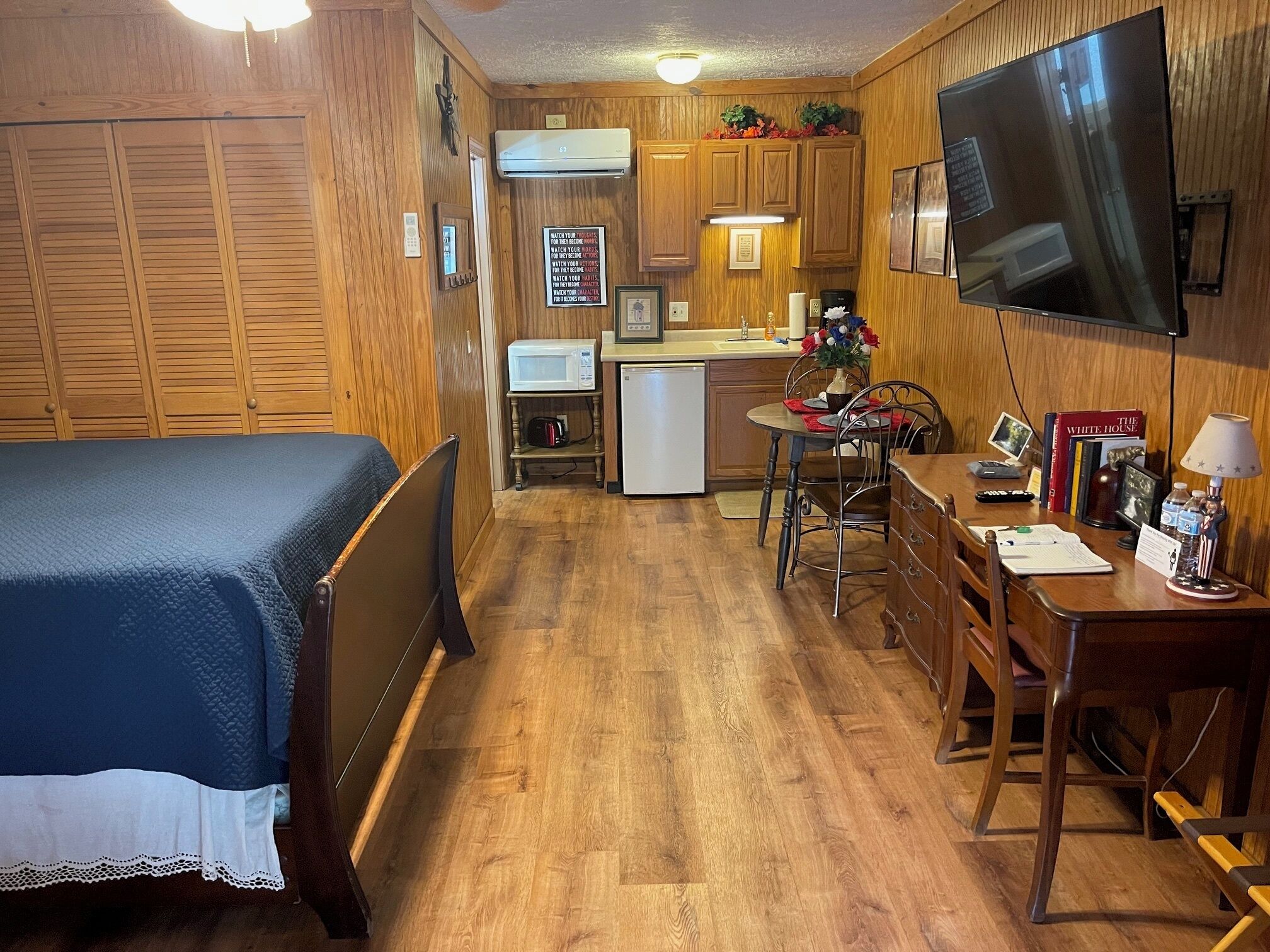 Tabla de planchar con plancha, wifi gratis y ropa de cama 