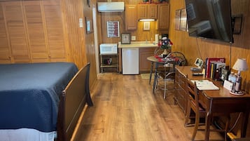 Tabla de planchar con plancha, wifi gratis y ropa de cama