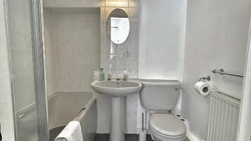 Standard Double Room | Bathroom | Towels