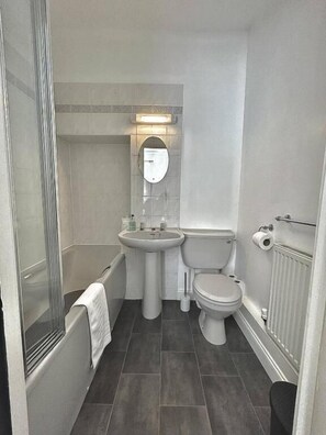Standard Double Room | Bathroom | Towels - Downe Arms Inn (Whitby)