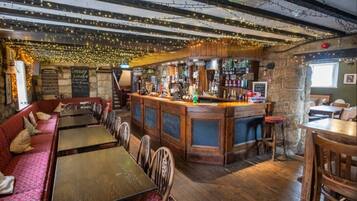 Bar (trong khuôn viên)