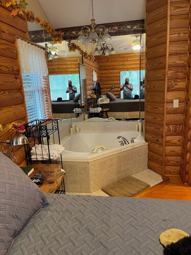 The Mountain View Cottage - 2 bd/2 bath with Jacuzzi & large Deck