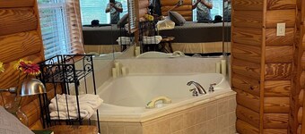 The Mountain View Cottage - 2 bd/2 bath with Jacuzzi & large Deck