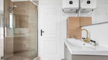 Douche, sĂšche-cheveux, serviettes fournies