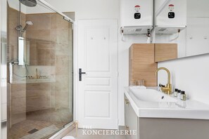 Douche, sèche-cheveux, serviettes fournies