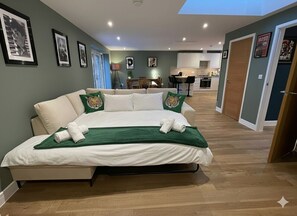 TV - Stylish New Build 3-Bed House near Science Park (Arbury)