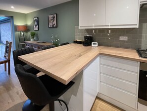 Fridge, microwave, oven, stovetop - Stylish New Build 3-Bed House near Science Park (Arbury)