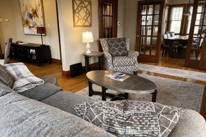 Smart TV, chimenea, reproductor de DVD y libros 