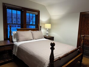 3 bedrooms, iron/ironing board, WiFi, bed sheets - The Maxwell on 4th — 3 BR home near Sturgeon Bay marina, shops & restaurants (Sturgeon Bay)