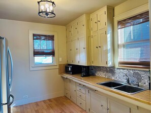 Private kitchen - The Maxwell on 4th — 3 BR home near Sturgeon Bay marina, shops & restaurants (Sturgeon Bay)