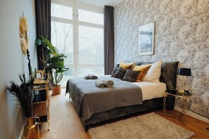 Tabla de planchar con plancha, wifi y ropa de cama 