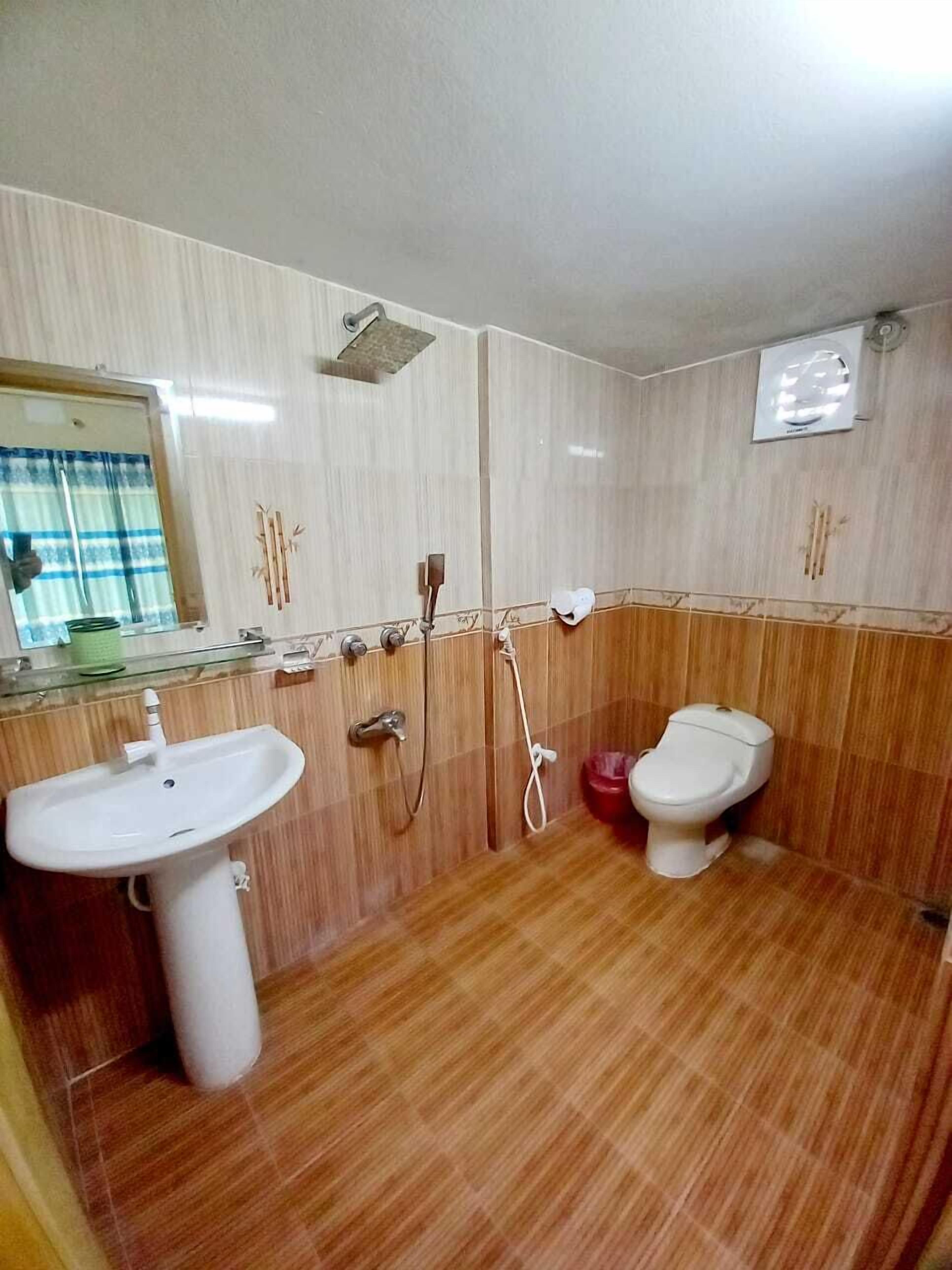 Standard-huone, parveke, näköala puutarhaan | Kylpyhuone | Suihku, ilmaiset hygieniatuotteet, pyyhkeet, saippua