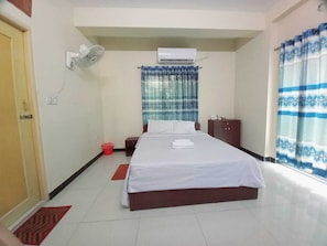 Standard-huone, parveke, näköala puutarhaan | Työpöytä, ilmainen Wi-Fi