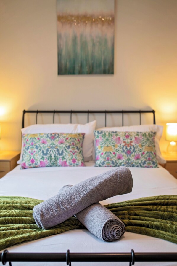 Tabla de planchar con plancha, wifi y ropa de cama 