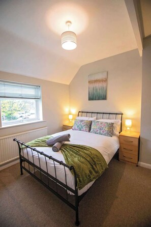 4 chambres, fer et planche à repasser, lit de bébé portatif, Wi-Fi
