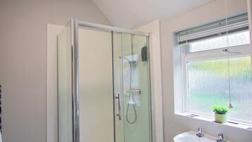 SĂšche-cheveux, serviettes fournies, savon, papier toilette