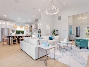 Smart-tv, eldstad och böcker