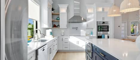 Køleskab, mikrobølgeovn, ovn, kogeplade