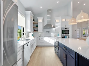 Kylskåp, mikrovågsugn, ugn och spishäll