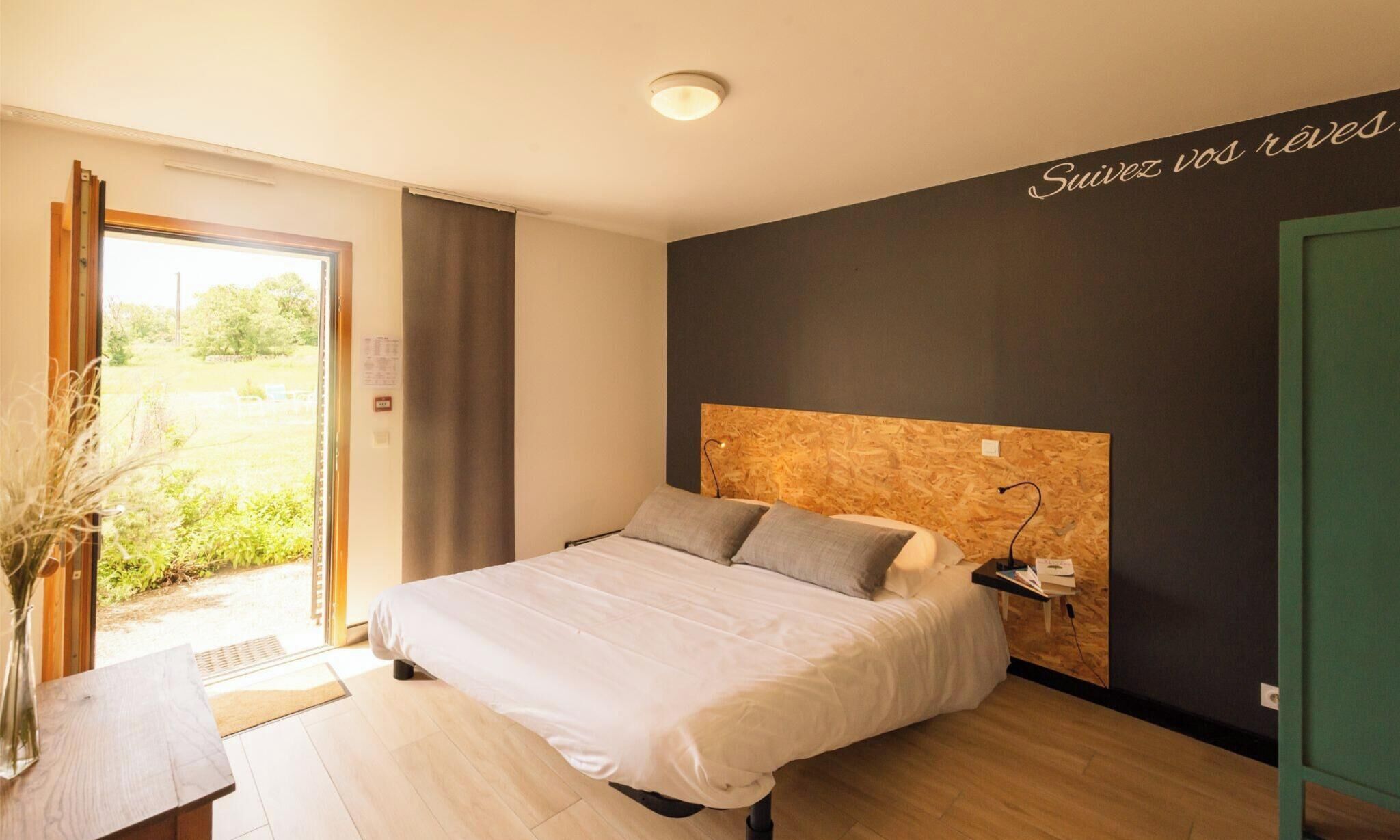 Een strijkplank/strijkijzer, wifi, beddengoed