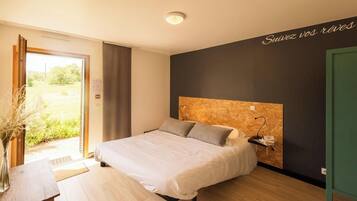 Een strijkplank/strijkijzer, wifi, beddengoed