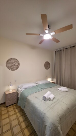 1 slaapkamer, een strijkplank/strijkijzer, gratis wifi, beddengoed