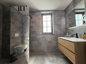 Habitación doble estándar | Baño | Regadera, amenidades de baño gratuitas, secadora de cabello, toallas 