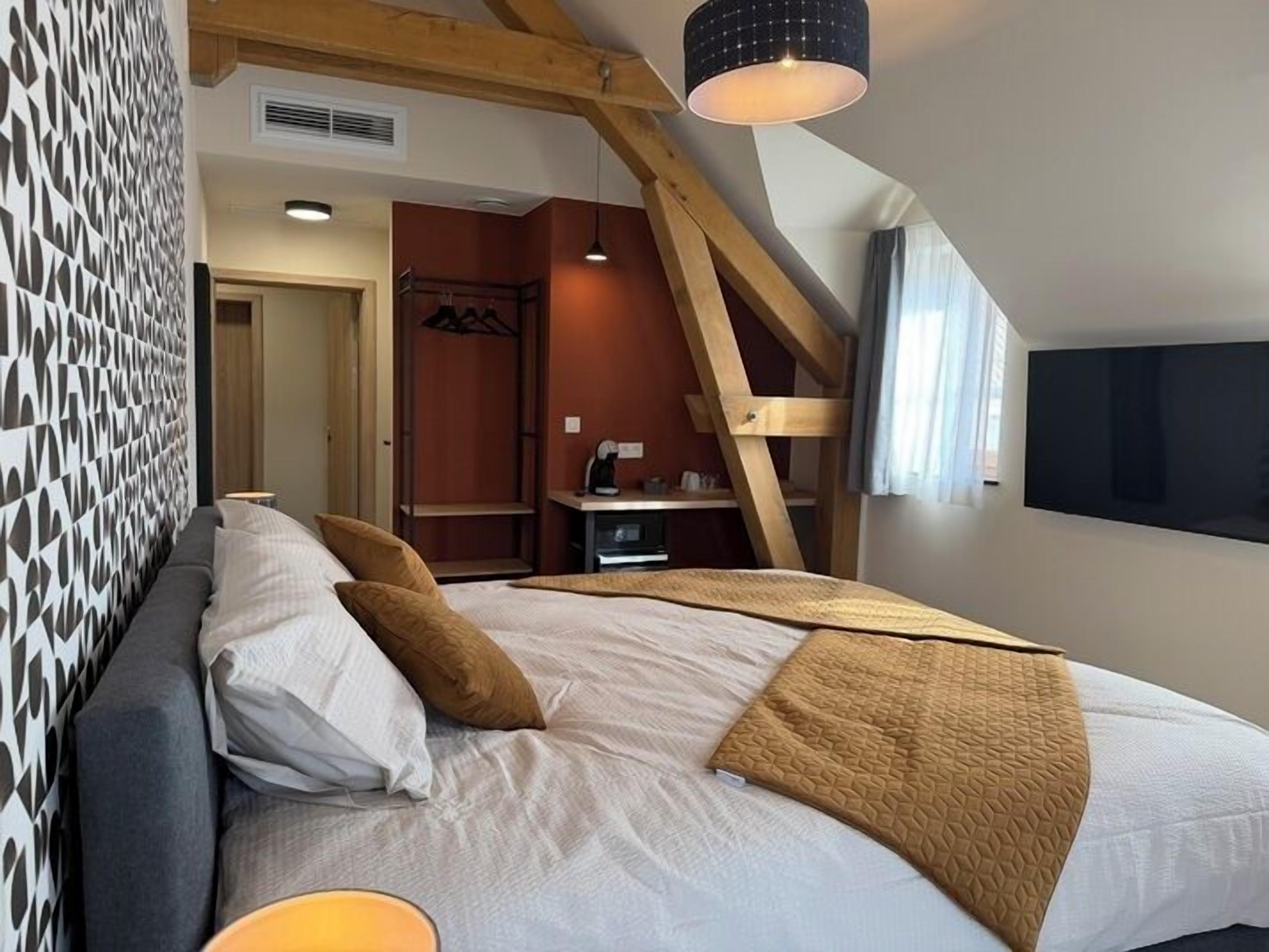 Free WiFi, bed sheets